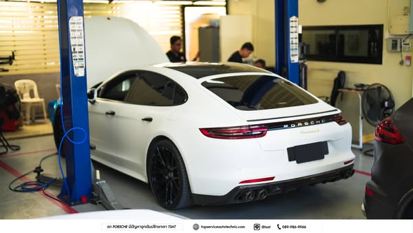 ศูนย์บริการที่ดูแลครบทุกจุดตามมาตรฐาน ใช้น้ำมันเครื่องเกรดพรีเมียมจากเยอรมนี และมี เครื่อง Piwis สำหรับตรวจเช็กระบบเฉพาะทางของ Porsche โดยตรง