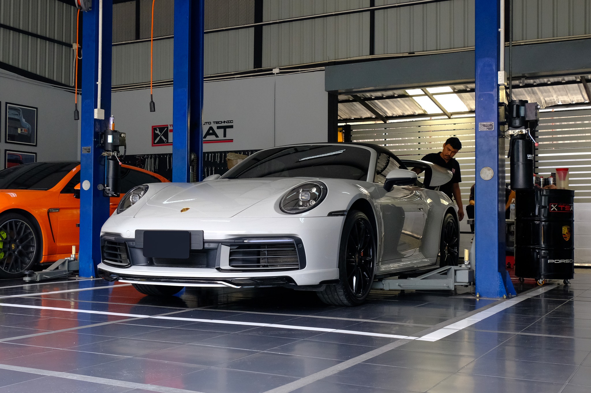 Porsche 911 Carrera Cabriolet เข้ามารับบริการเช็กระยะและเปลี่ยนถ่ายน้ำมันเครื่อง