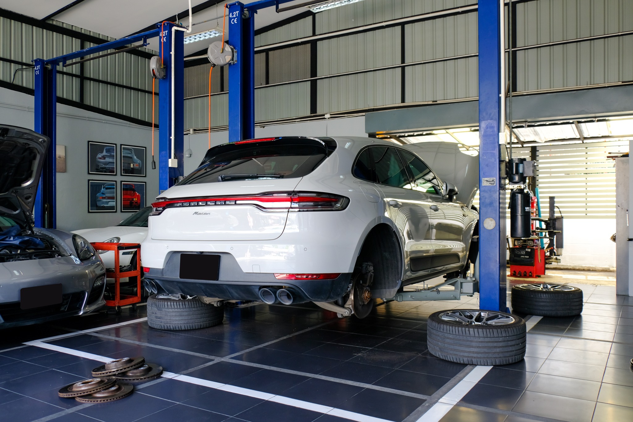 Porsche Macan เข้ามารับบริการเปลี่ยนผ้าเบรกและเจียรจาน ดูแลโดยทีมช่างผู้เชี่ยวชาญจาก Top Service Auto Technic (TSAT)