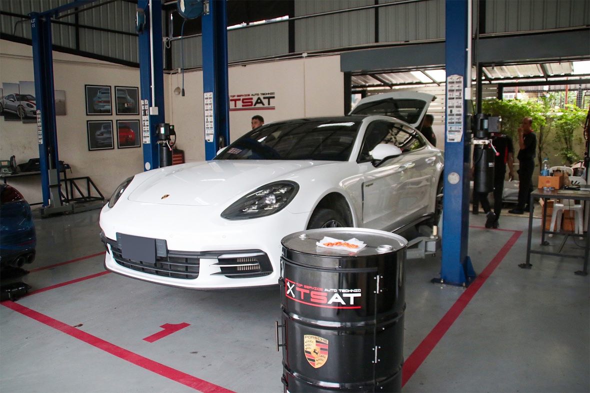 ลูกค้า Porsche Panamera ไฟลมยางโชว์